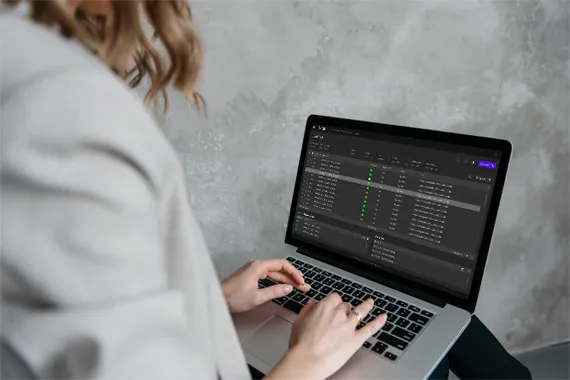 Imagem mostrando uma pessoa trabalhando no computador e utilizando o aplicativo tange para otimizar a operação de sua empresa.