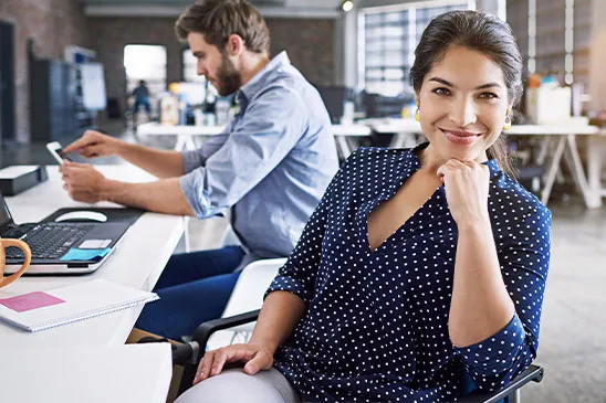 Uma mulher com olhar de de sucesso que realiza transformações digitais para os clientes da Tangesentada em sua cadeira no escritório da Tange.