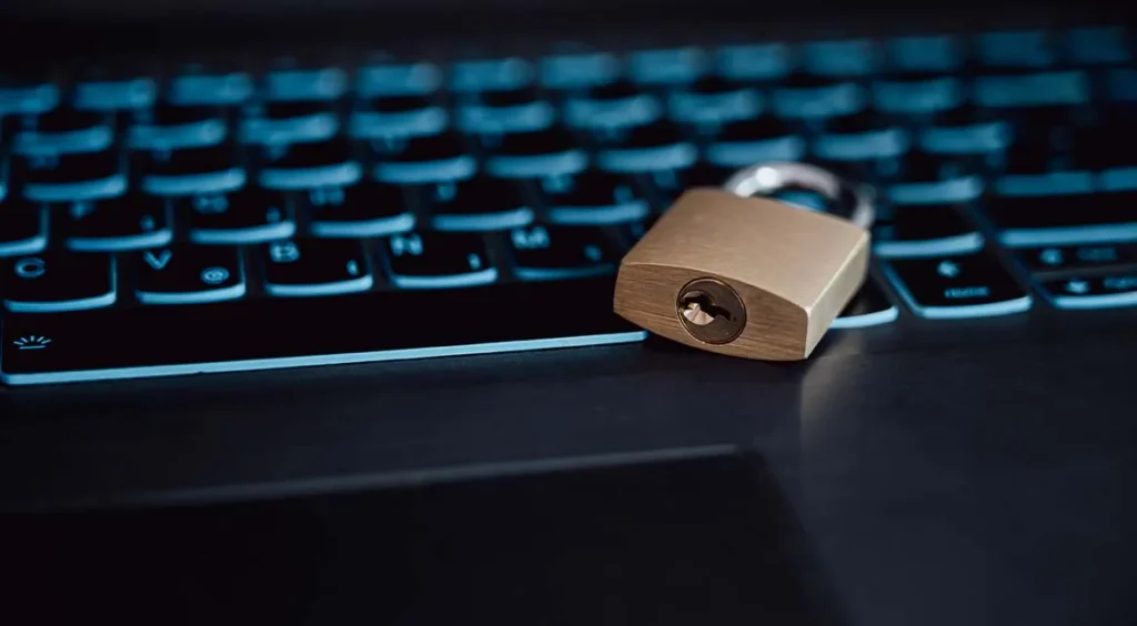 Imagem de um cadeado em cima de um teclado de computador para ilustrar como a politica de privacidade pode proteger sua empresa de ações judiciais e multas.